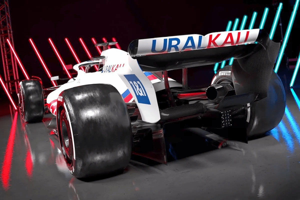 包含梅赛德斯险胜哈斯车队，塞恩斯带队取胜的词条