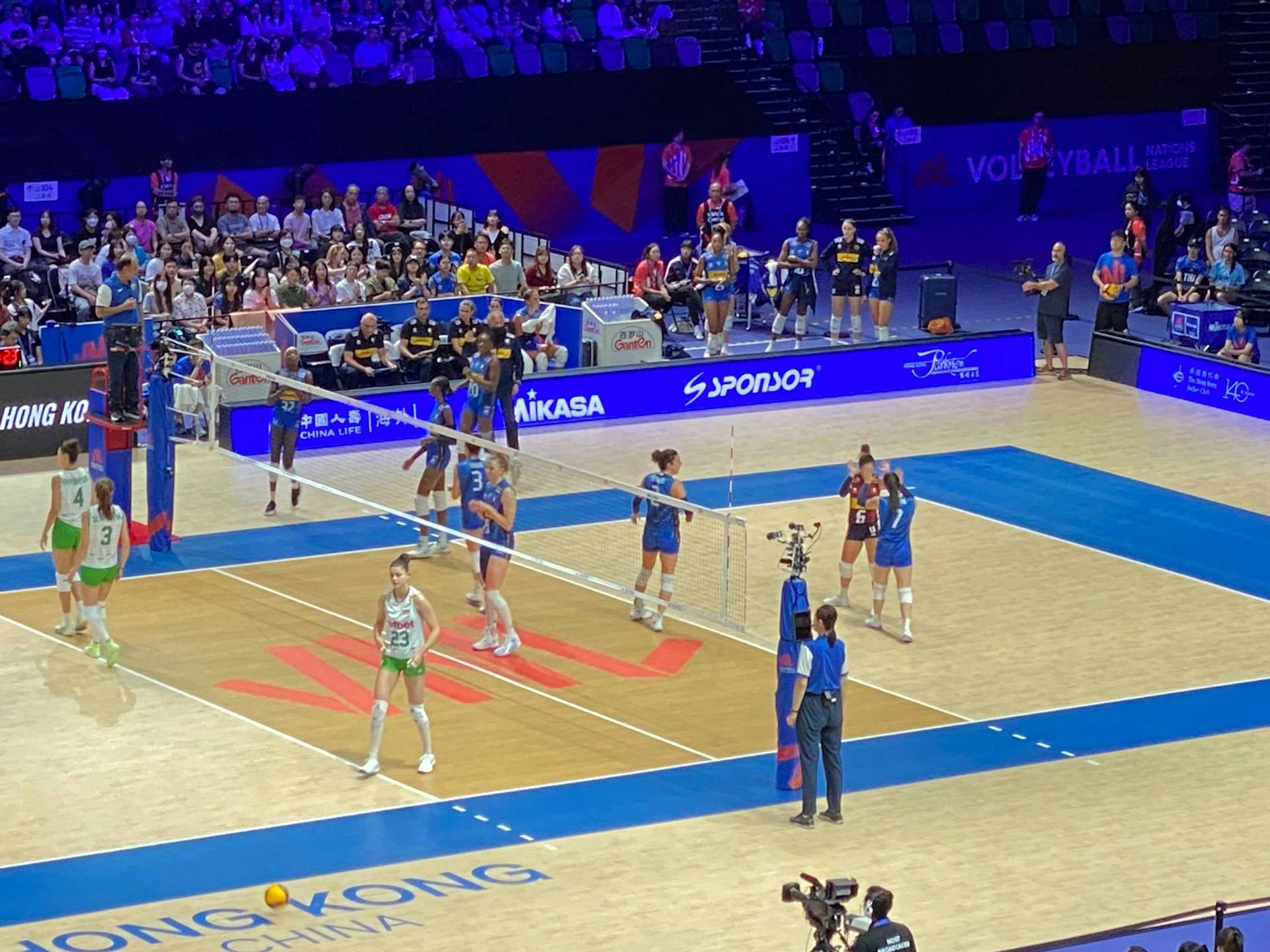 排球传奇谢幕，球迷泪洒赛场