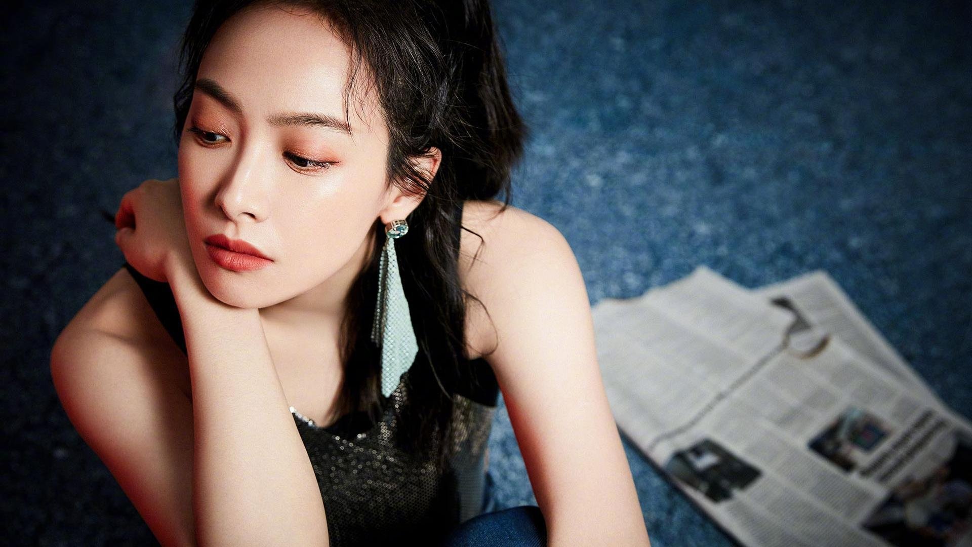 开云sport-无论具体所指是谁，浓眉在此已升华为一个象征符号—代表那位在压力之下，用非凡表现将球队扛在肩上，于电光石火间决定冠军归属的英雄