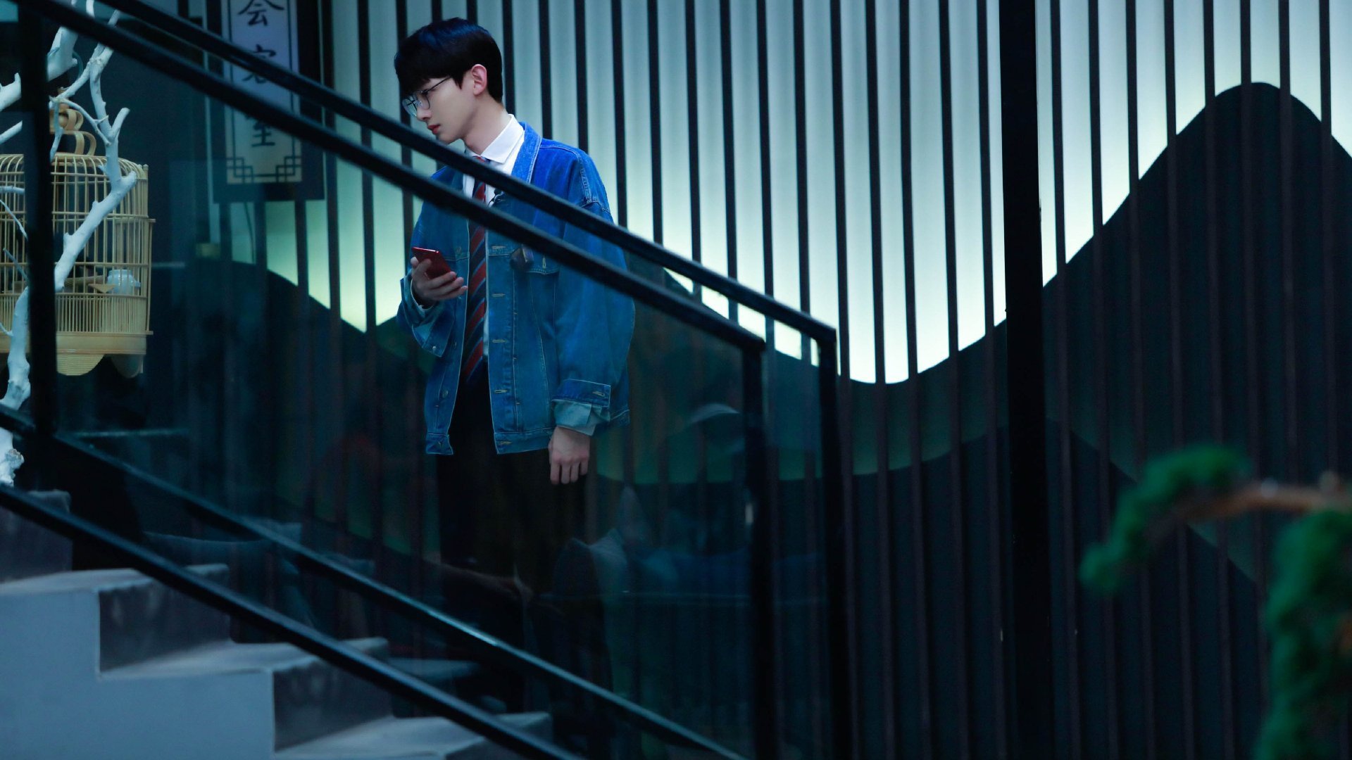 撕裂夜幕的引擎与肌肉，当赛道与球场同时响起加速度的咆哮